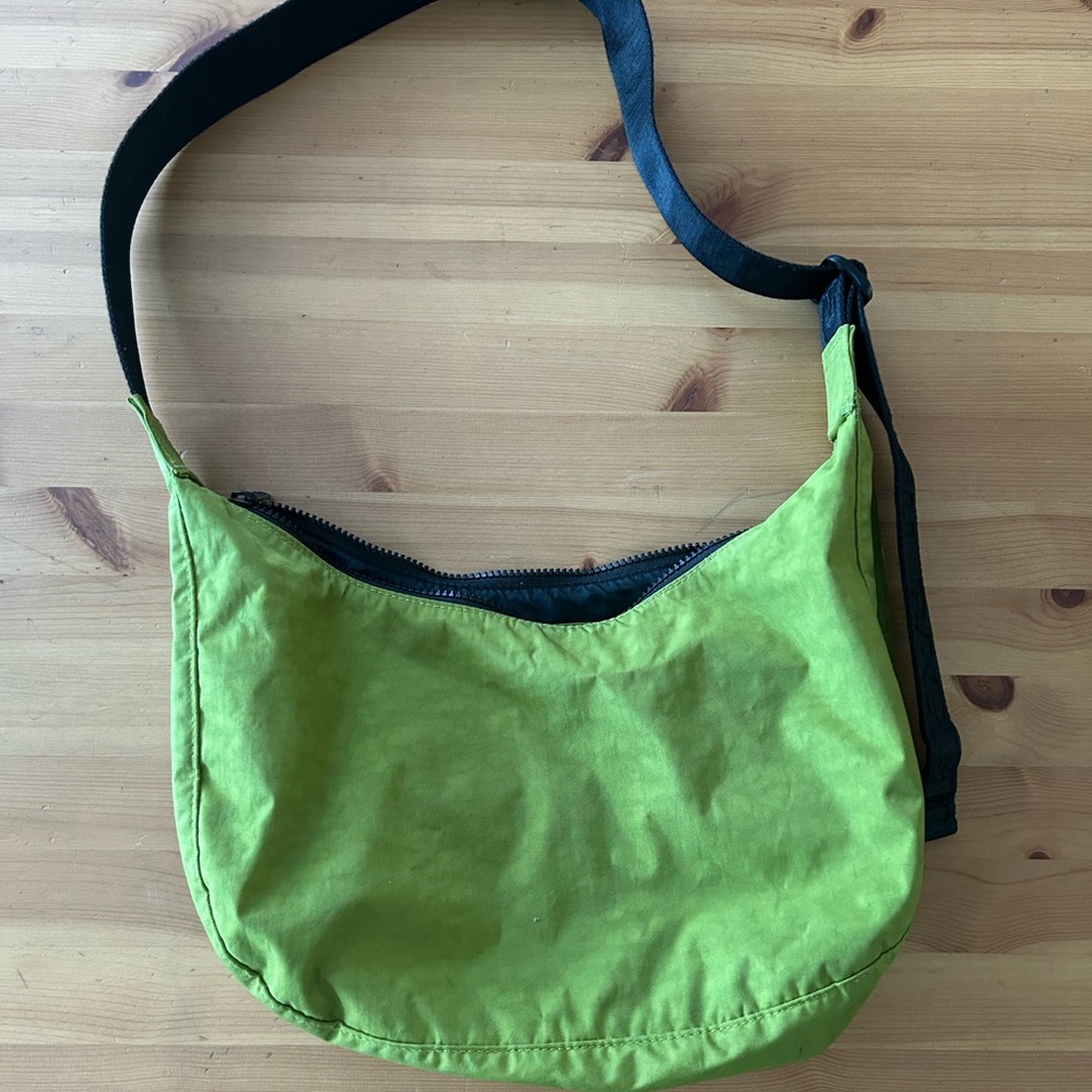 BAGGU medium crescent bag avocado
